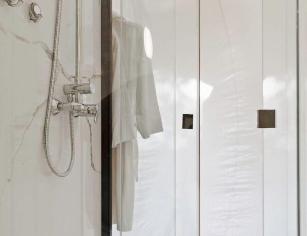 Refresh in your spa-style walk-in shower with sleek finishes and views of the trees just outside your dome. Luxury and wilderness, perfectly combined.